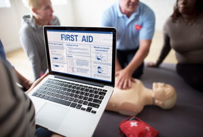 cpr-first-aid-training-concept_53876-47115