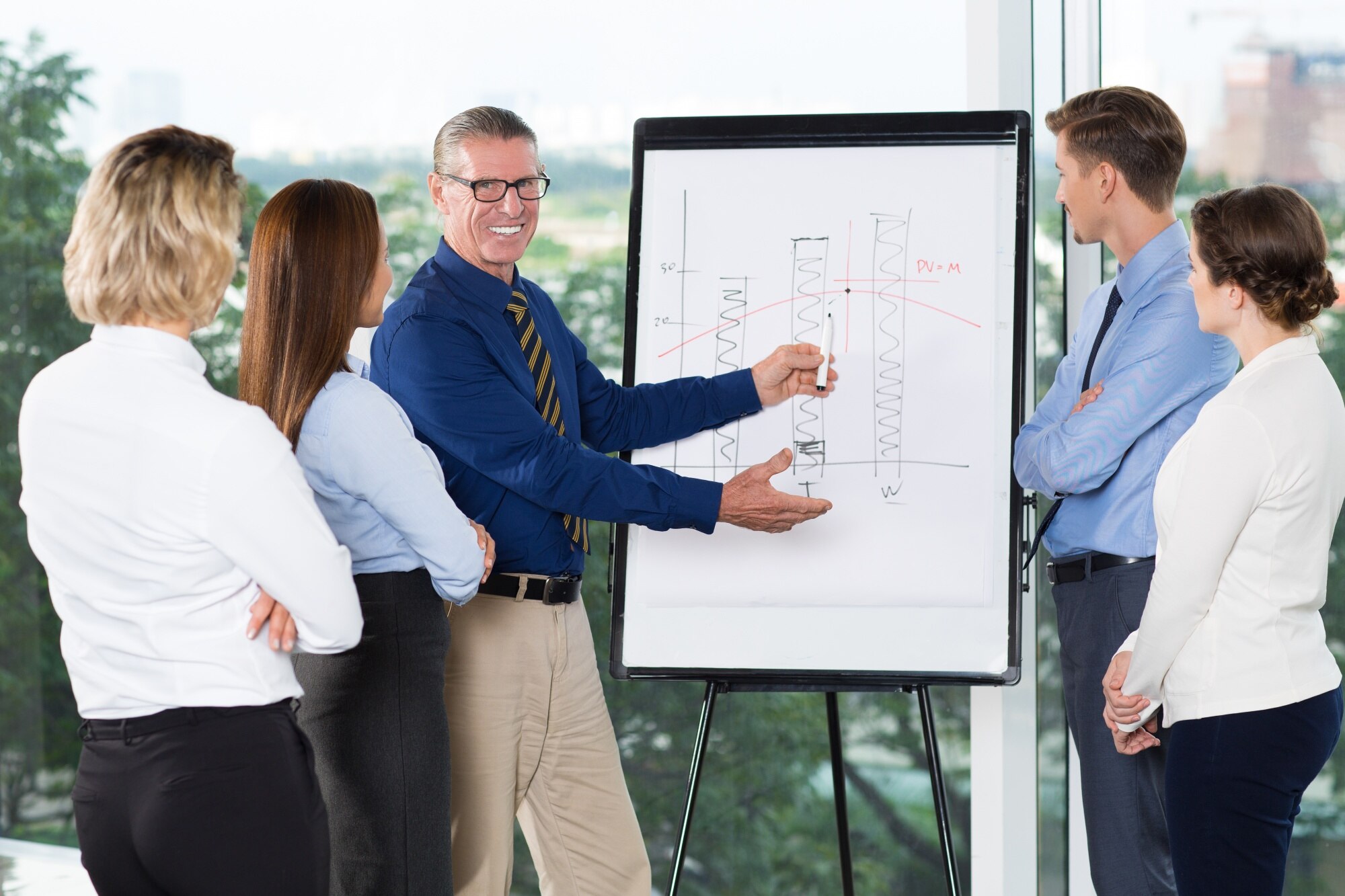 smiling-speaker-explaining-bar-chart-audience_1262-2003